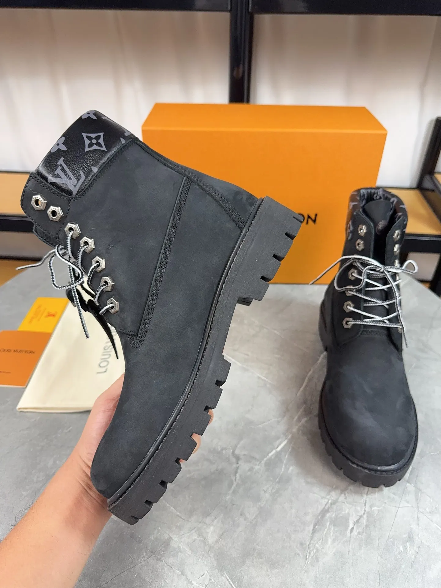 Couple model 💰700 ❤️Top version: Couple model LV x Timberland Timberland joint model Presbyopia Embossed Rhubarb boots Ankle boots Short boots LV x Timberland ankle boots are made of Monogram embossed waterproof nubuck cow leather, relying on the brand's exquisite craftsmanship to carefully reshape the classic Timberland 6-inch boot shape in Italy, and make an eye-catching appearance in 2024 created by Pharrell Williams with American workwear style Autumn and winter menswear show. Monogram embossed tongue, original Timberland laces and outsole are exquisite details, and the leather label expresses the cooperation logo. Exquisite packaging at the delivery counter🛍📦 ▪️Material: Original customized imported first-layer cowhide ▪️Inner lining: Original customized leather lining/mesh lining ▪️Outsole: Original molded anti-slip rubber material ▪️Sole thickness: 3.5CM ▪️Size: Women's 35-40 Men's 39-46